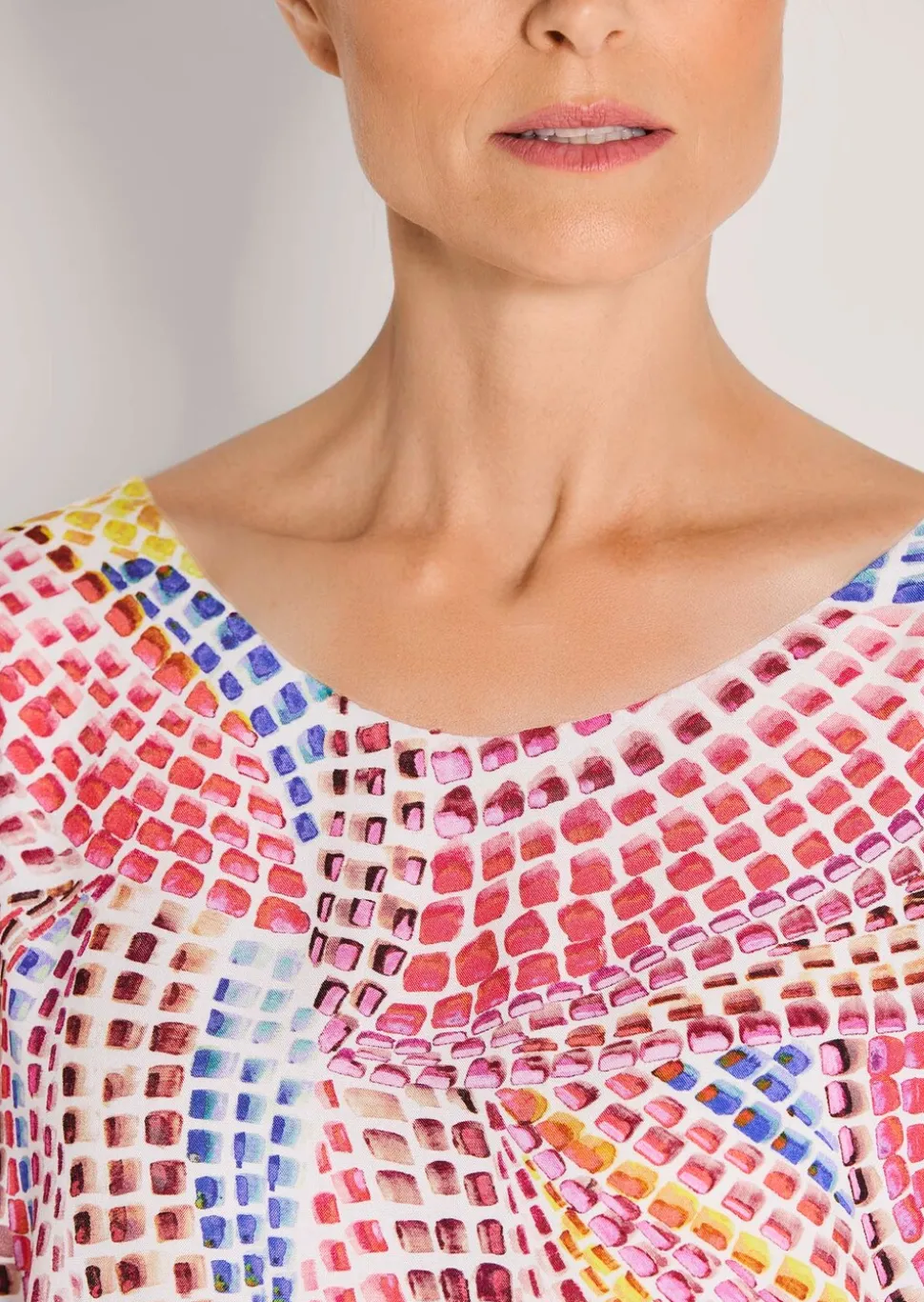 Multicolor-Bluse mit Tupfen