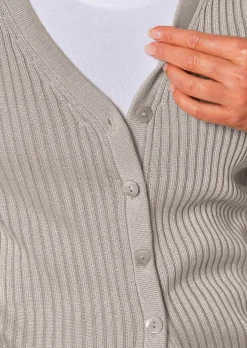 Pflegeleichte Strickjacke in hochwertiger Rippenstruktur