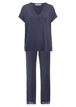 Pyjama mit feiner Spitzenborte