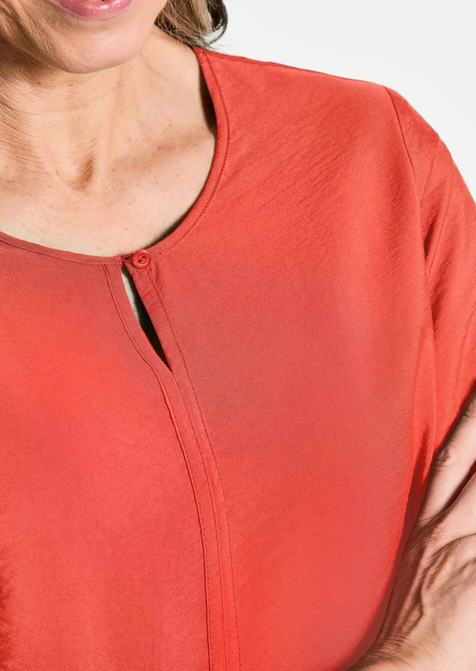 Rundhalsbluse aus strukturiertem Viskosemix