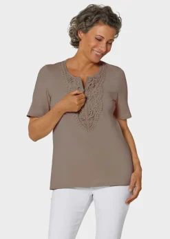Rundhalsshirt mit Häkelspitze