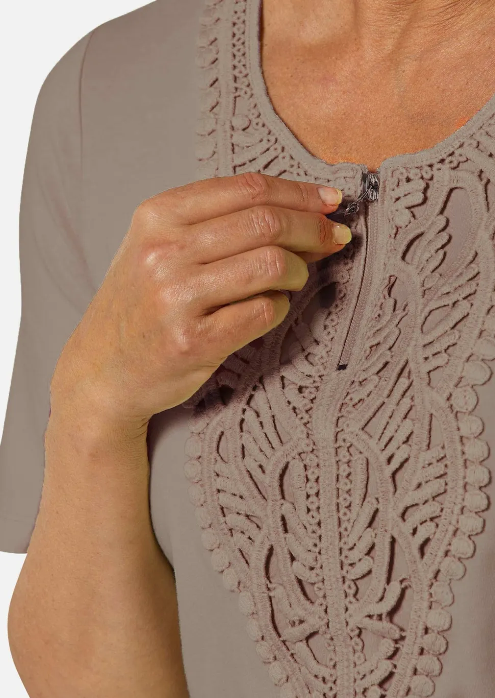Rundhalsshirt mit Häkelspitze
