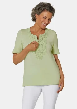 Rundhalsshirt mit Häkelspitze