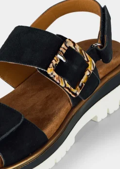 Sandalen mit dekorativer Zierschließe