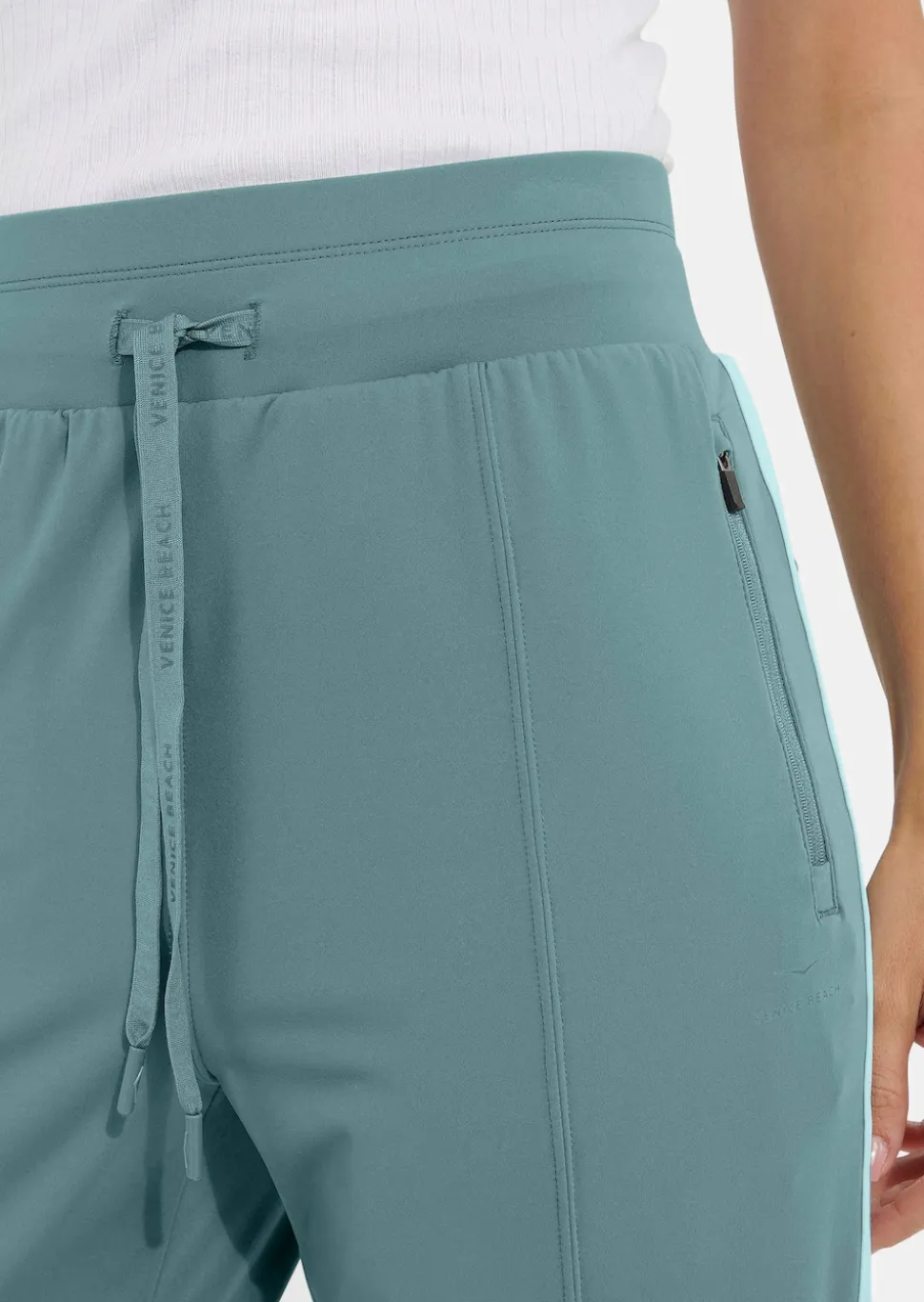Schmale Freizeithose mit Reißverschlusstaschen