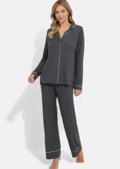 Seidig glänzender Pyjama aus Modal