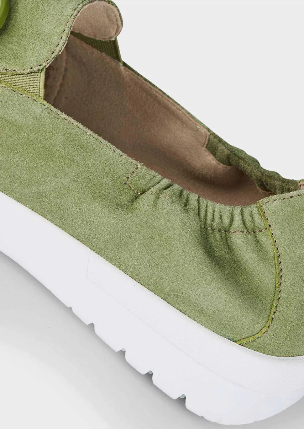 Slipper mit modischer Verzierung