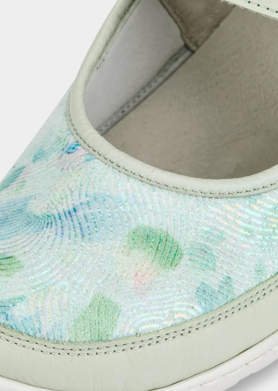 Slipper mit verstellbarem Klettverschluss