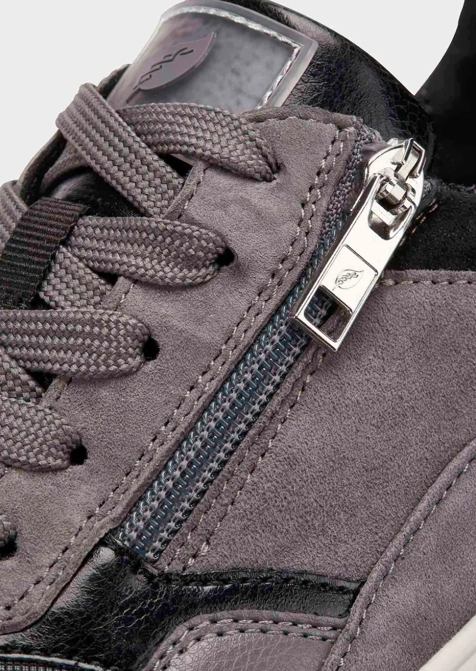 Sneaker aus Glatt- und Wildleder