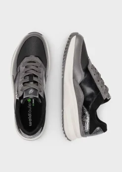 Sneaker aus Glatt- und Wildleder