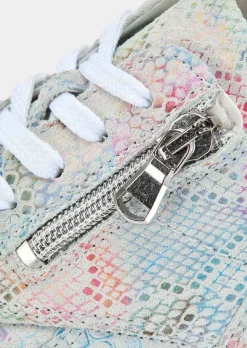 Sneaker mit femininem Foliendruck