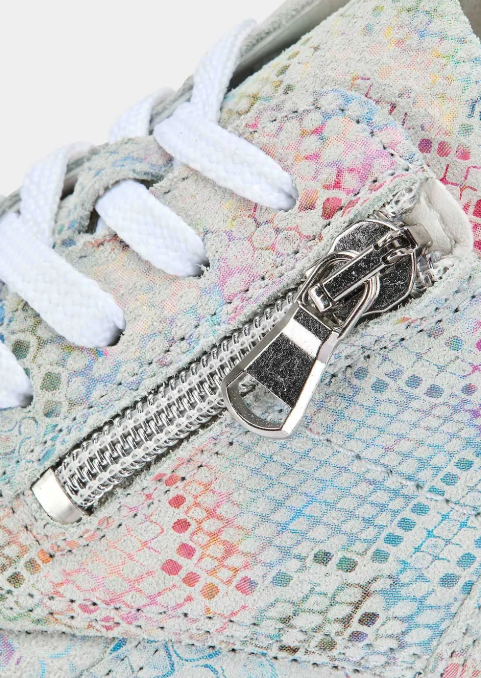 Sneaker mit femininem Foliendruck