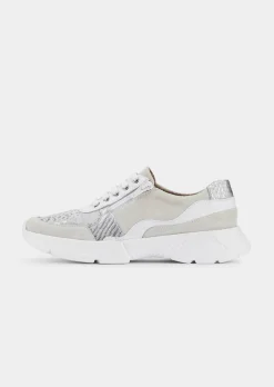 Sneaker mit Glanzdetails