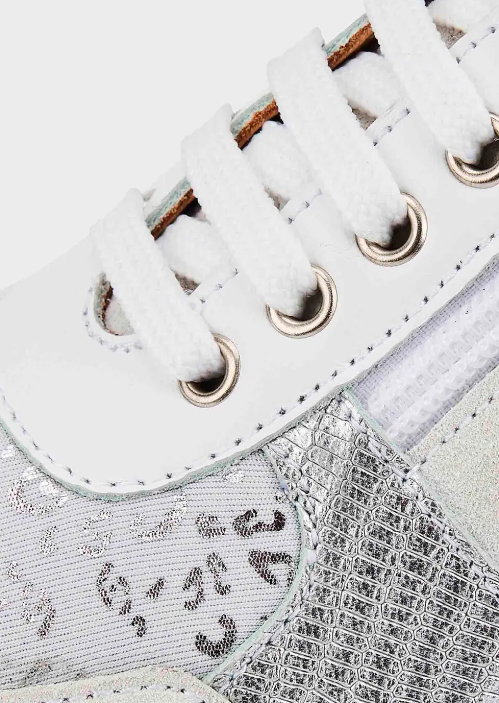 Sneaker mit Glanzdetails