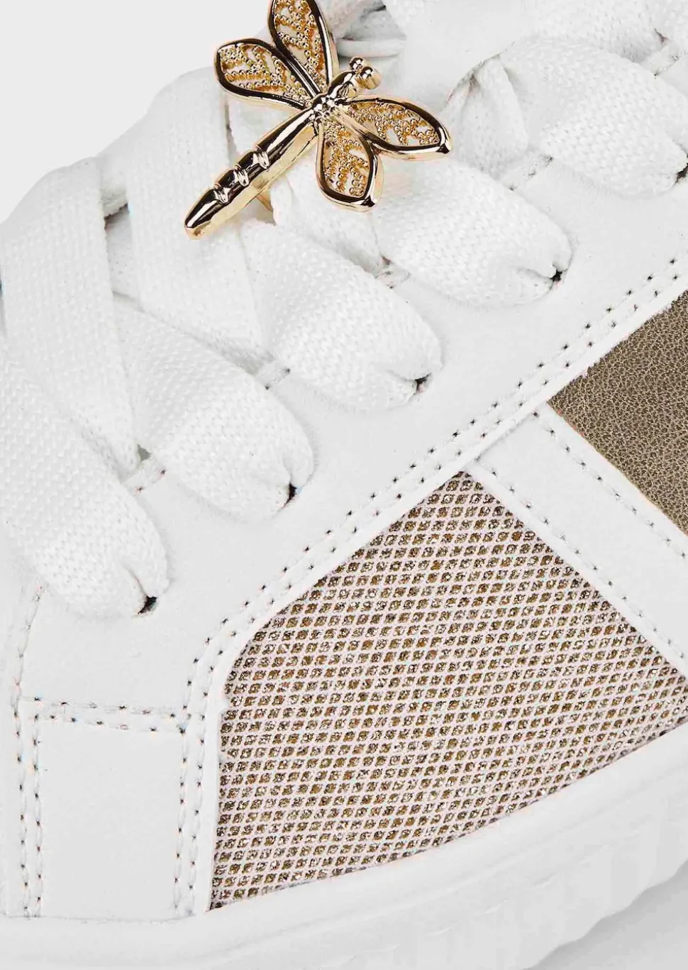 Sneaker mit Glanzelementen