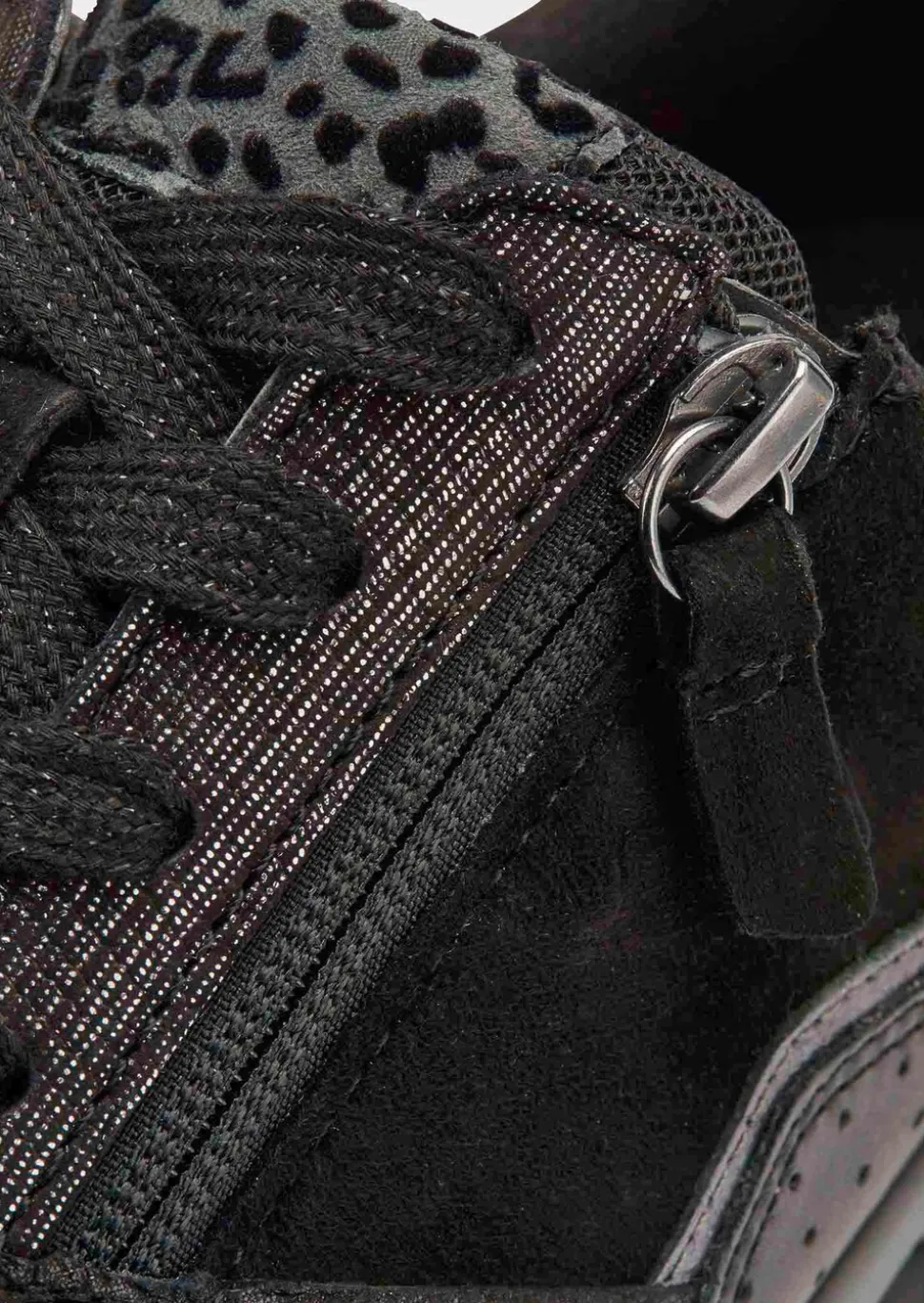 Sneaker mit Mesh-Futter