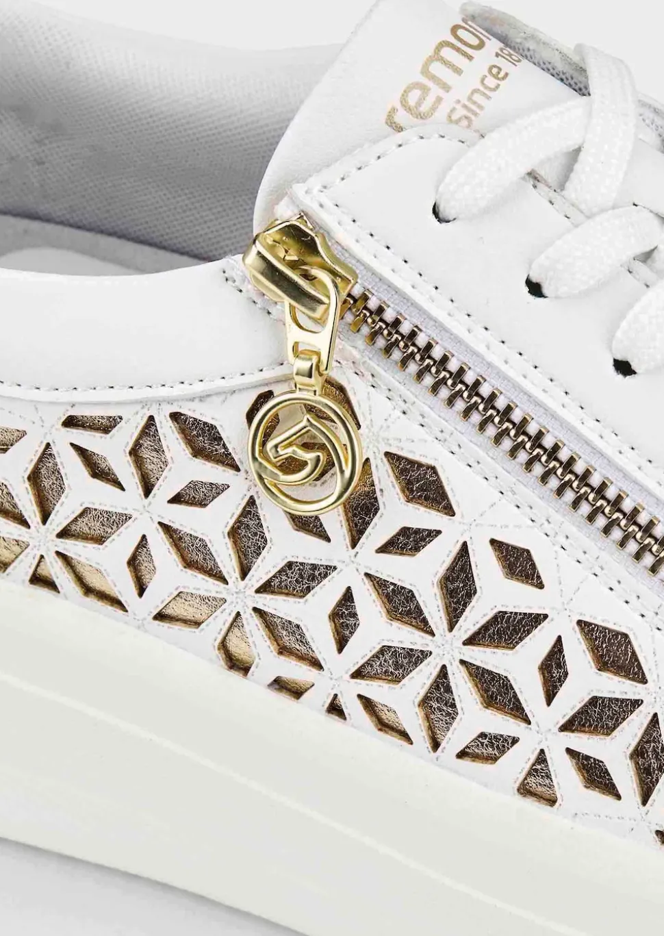 Sneaker mit seitlichen Ornamenten