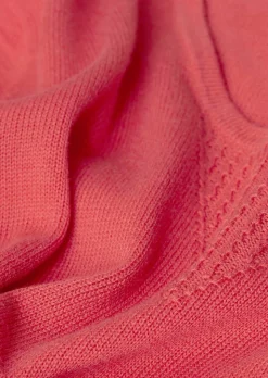 Sommerlicher Strickpullover mit Ajourmuster