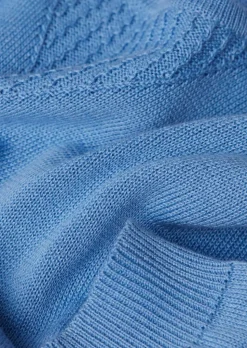 Sommerlicher Strickpullover mit Ajourmuster