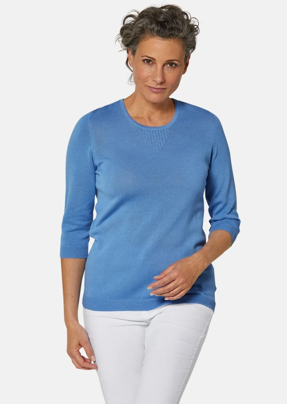 Sommerlicher Strickpullover mit Ajourmuster