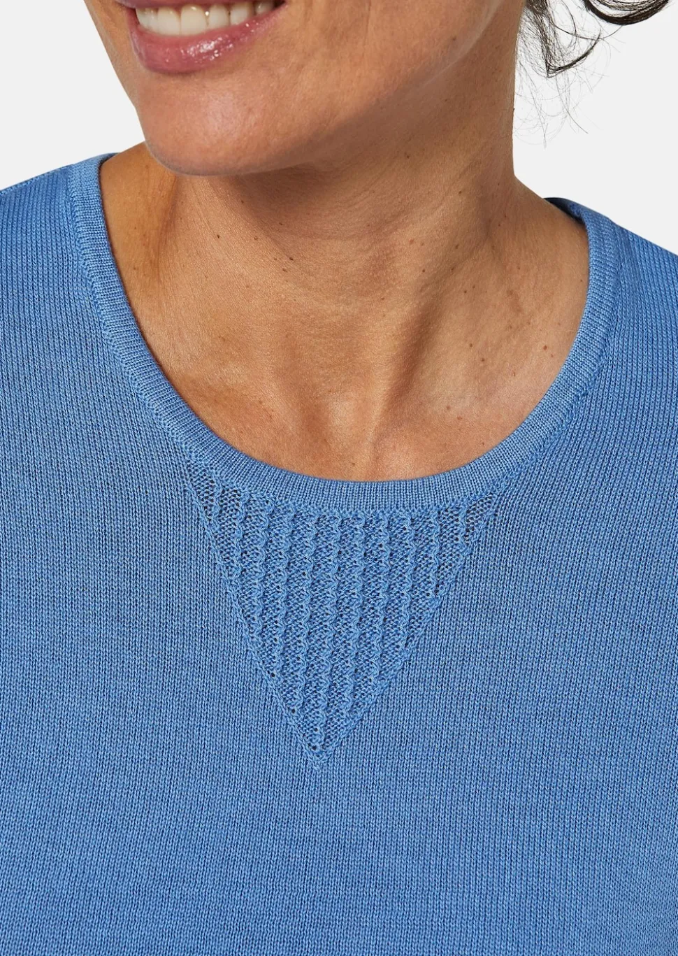 Sommerlicher Strickpullover mit Ajourmuster