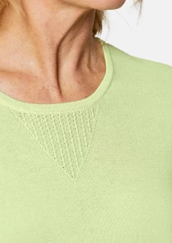 Sommerlicher Strickpullover mit Ajourmuster
