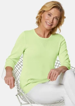 Sommerlicher Strickpullover mit Ajourmuster