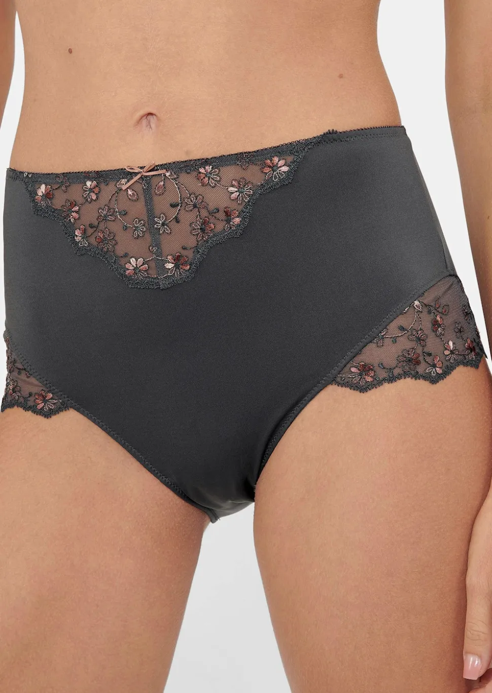 Taillenslip mit floraler Stickereispitze