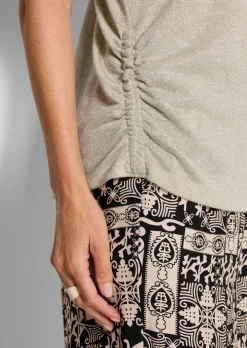 Top mit effektvollem Glanz