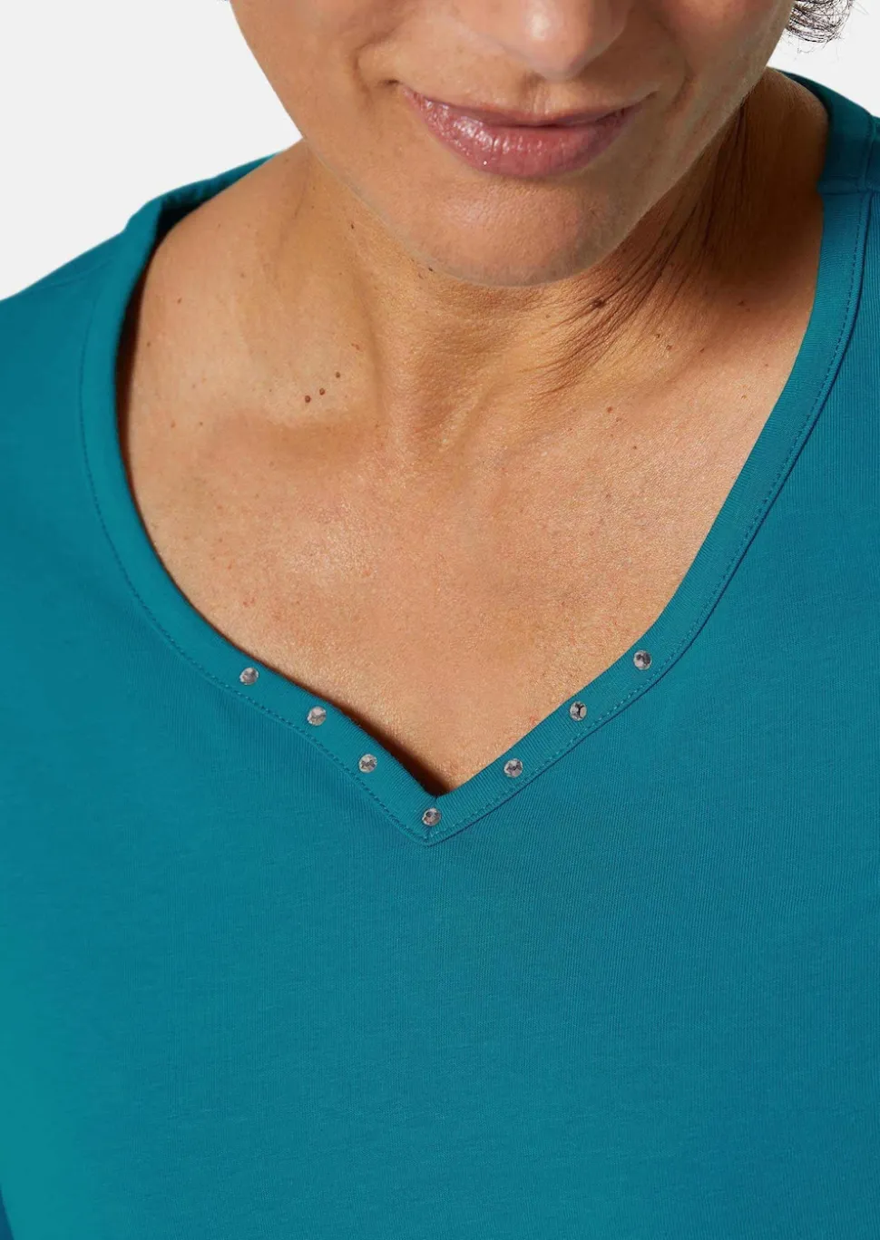 T-Shirt mit charmantem Ausschnitt und Schmucksteinchen