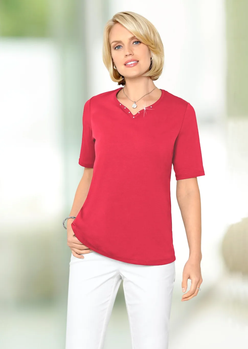 T-Shirt mit charmantem Ausschnitt und Schmucksteinchen