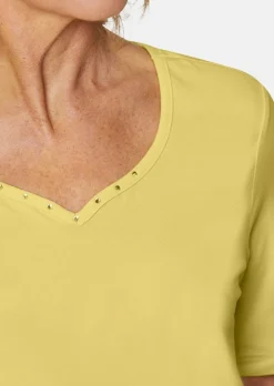 T-Shirt mit charmantem Ausschnitt und Schmucksteinchen