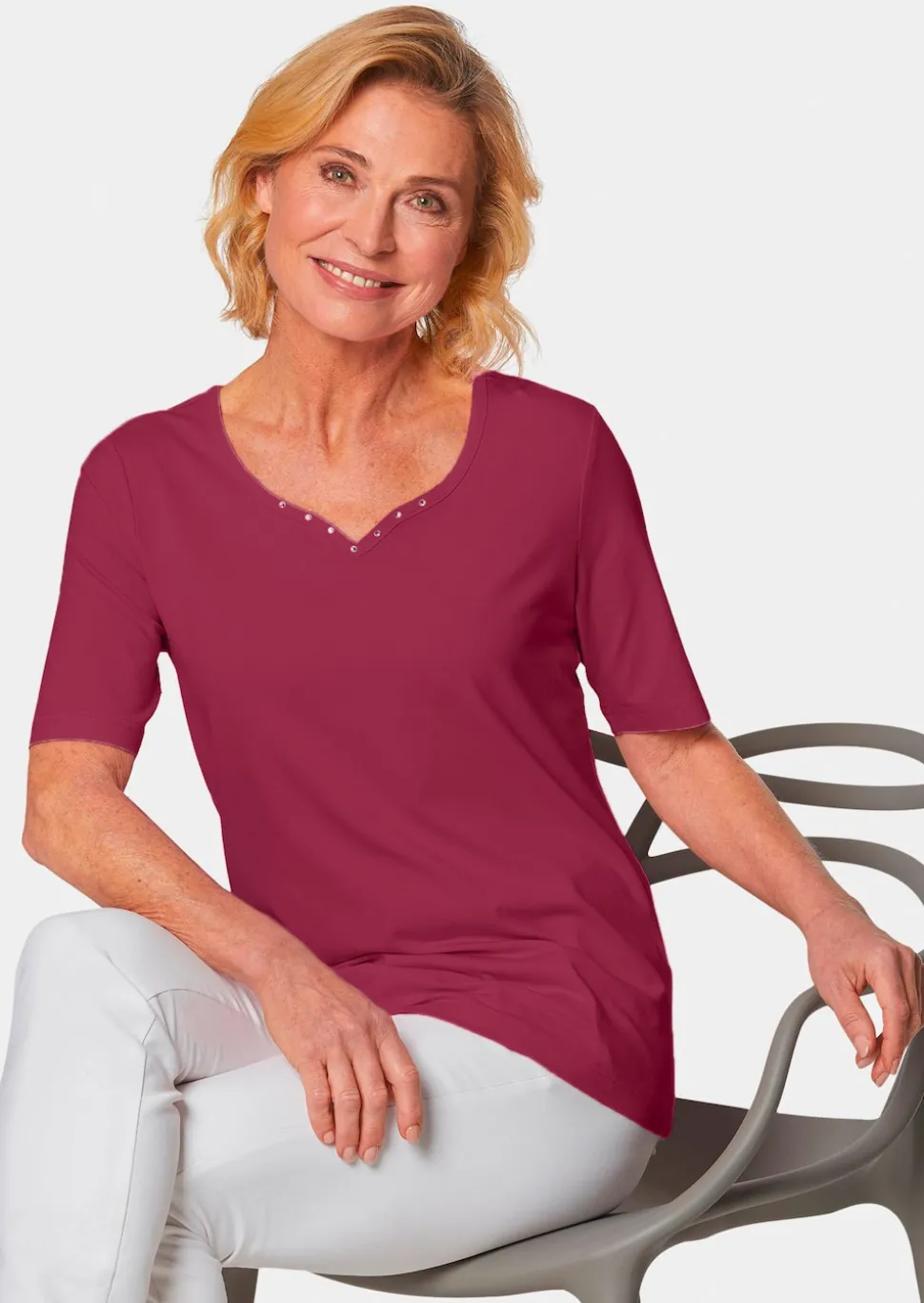 T-Shirt mit charmantem Ausschnitt und Schmucksteinchen