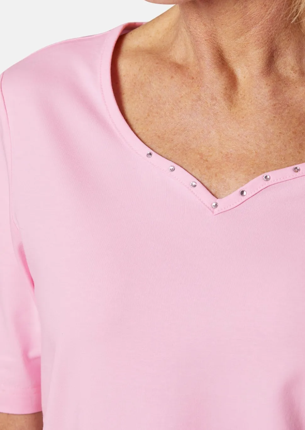 T-Shirt mit charmantem Ausschnitt und Schmucksteinchen