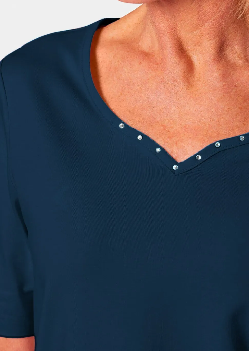 T-Shirt mit charmantem Ausschnitt und Schmucksteinchen