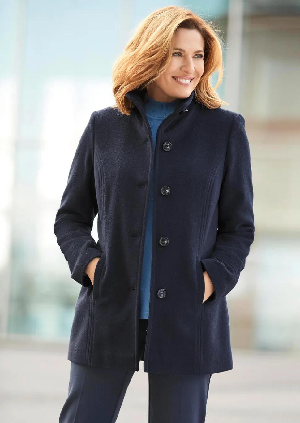 Unentbehrliche Wolljacke mit feinen Details
