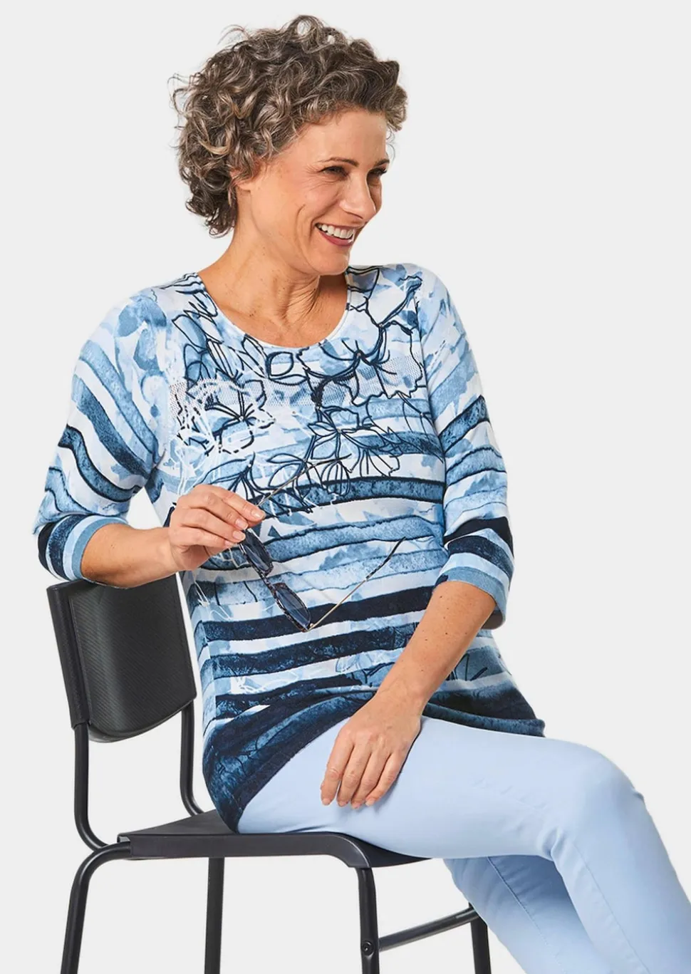 Unkomplizierter Druckpullover mit schimmernden Schmucksteinen