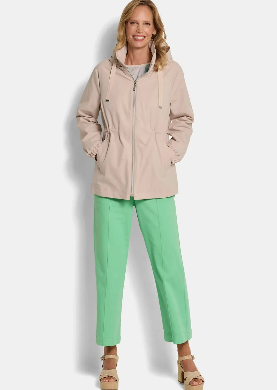 Windbreaker mit abnehmbarer Kapuze