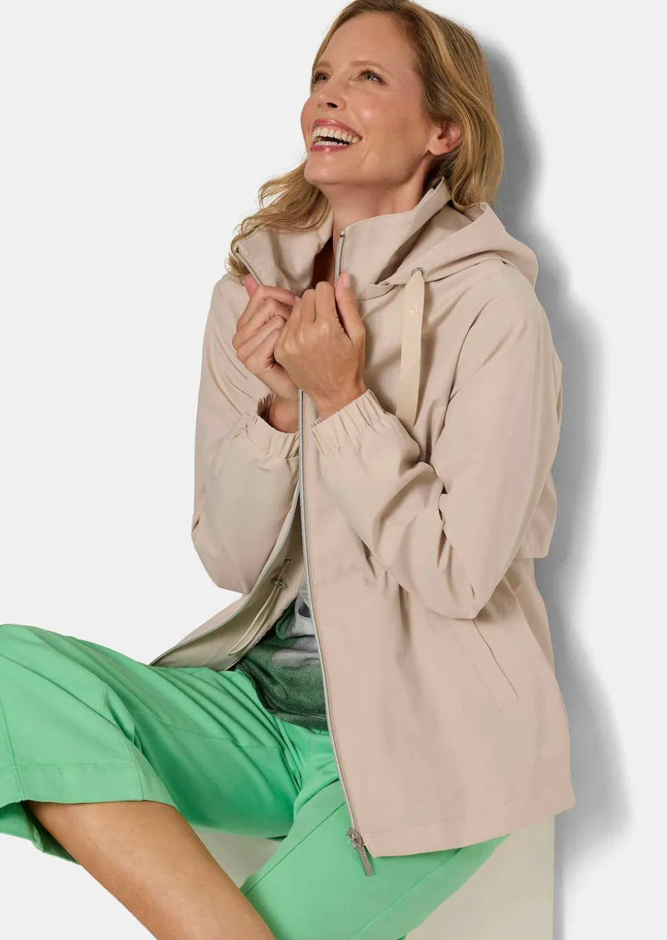 Windbreaker mit abnehmbarer Kapuze