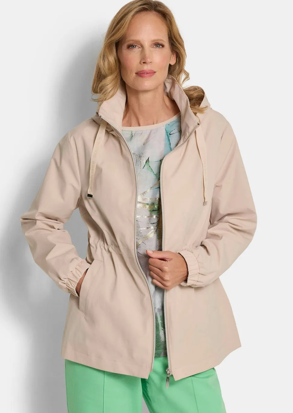Windbreaker mit abnehmbarer Kapuze